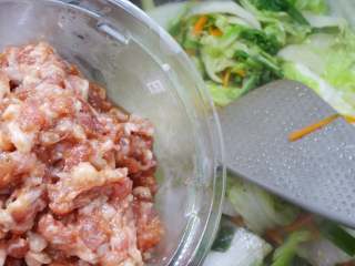 [一鍋到底]台灣道地傳統美食-炒米粉,5.將醃好的肉及剛剛炒好的香菇蝦米一起放入，拌炒均勻