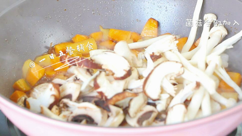 菌菇鸡肉饭 宝宝辅食，土豆+南瓜+口蘑+大米, 炒2分钟，菌菇全部加入，再一起炒均匀。炒好后可以尝下汤的味道，比平常炒菜稍微重一点，这样煮出来刚刚好。
