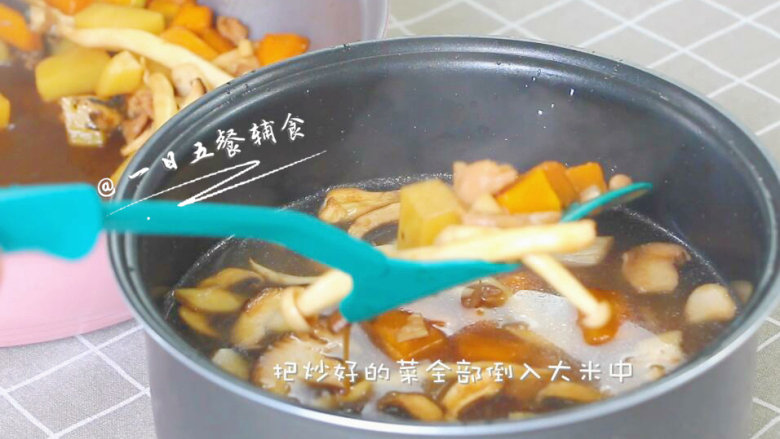 菌菇鸡肉饭 宝宝辅食，土豆+南瓜+口蘑+大米, 电饭锅内加水加米，刚才的泡米水一起倒进去。水的量跟平常一样，把炒好的菜全部倒入，一起煮饭。