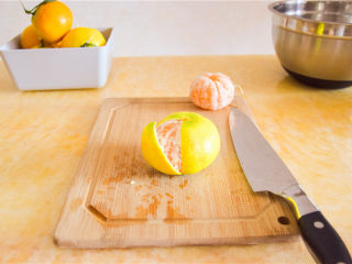 橘子果酱,将橘子去皮，为了保持橘子皮的完整性可以用刀在果皮上划四下，再剥取果肉。