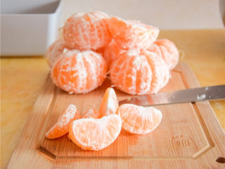 橘子果酱,把橘子肉上的白色橘络去掉一些。这是橘子苦味的来源