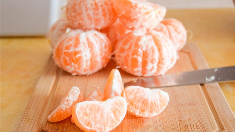 橘子果酱,把橘子肉上的白色橘络去掉一些。这是橘子苦味的来源