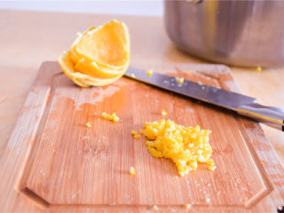 橘子果酱,水煮去除橘子皮的苦味，水开两分钟关火，再浸泡15分钟。换冷水洗净橘皮后沥干切成小粒