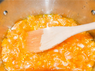 橘子果酱,先大火煮开，然后转中火慢慢熬煮，加入柠檬汁继续熬煮