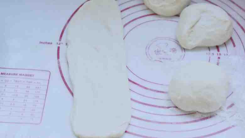 中种老式面包,取一个面团，擀成椭圆形。