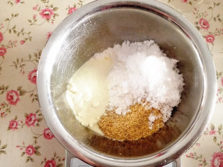 万圣节之黑芝麻球——蜘蛛&小精灵,将小麦胚芽，低筋面粉，奶粉和糖混合在一起，搅拌均匀，