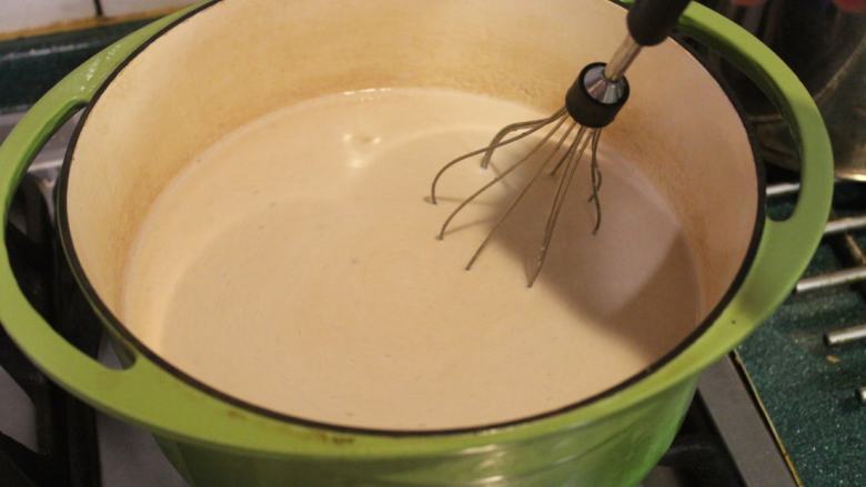糙米浆,用小火将米浆慢慢煮熟。生米浆越煮会越稠，过程要不停拌煮，以免煮焦了。