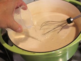 糙米浆,大约拌煮10分钟，米浆整体会变的浓稠，再加入约500cc的水来调整稠度。