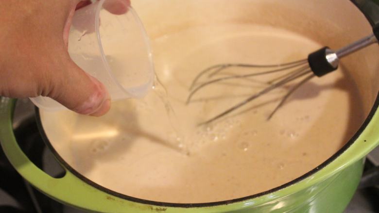 糙米浆,大约拌煮10分钟，米浆整体会变的浓稠，再加入约500cc的水来调整稠度。