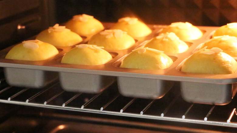 麻糍蜜豆萝卜餐包,将模具放入预热好的烤箱中下层，170度烘烤20分钟左右