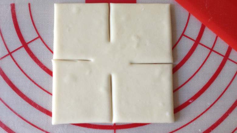 枣花糕,切割成正方形（边长为10cm）,再在四边的中间划一刀，留下中间位置（如图）