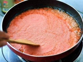 自制番茄酱,用铲子轻轻搅拌均匀，细火煮制。