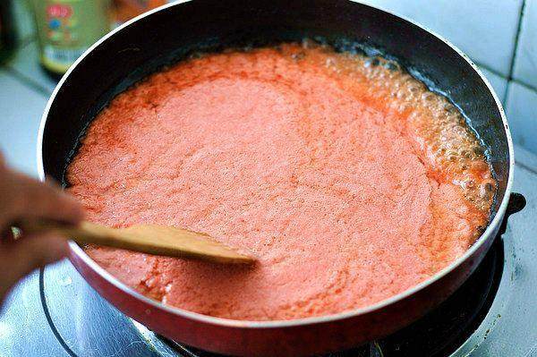 自制番茄酱,用铲子轻轻搅拌均匀，细火煮制。