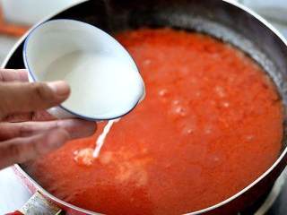 自制番茄酱,倒入适当的水淀粉增加酱汁的粘稠度。