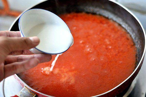 自制番茄酱,倒入适当的水淀粉增加酱汁的粘稠度。