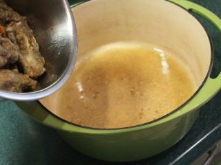 免炸京都排骨,调制京都酱：将蒸煮后排骨锅底的汤汁倒入锅内。