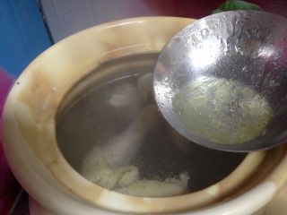 黄芪红枣土鸡汤,把鸡肉倒入汤煲内，开锅撇去表面浮沫