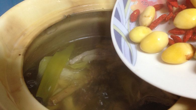 黄芪红枣土鸡汤,煲汤大概需要1小时30分钟左右，最后10分钟的时候加入白果、枸杞和盐调味即可