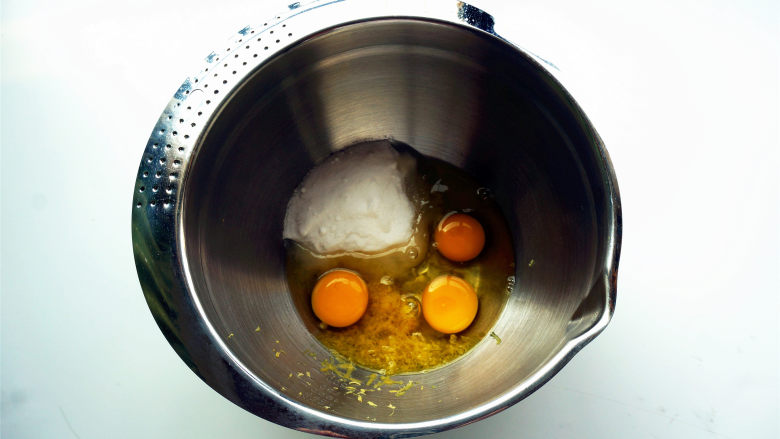 日式玛德琳贝壳蛋糕,将鸡蛋、细砂糖、清水（用等量的纯牛奶代替更香），<a style='color:red;display:inline-block;' href='/shicai/ 110050'>柠檬皮</a>屑放入打蛋盆中。
