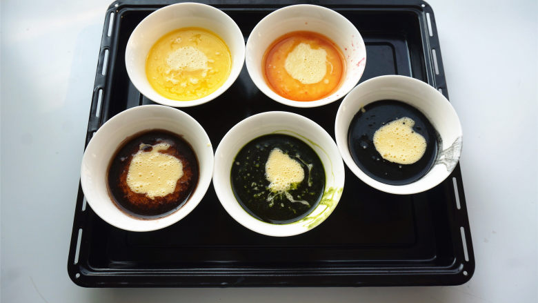 日式玛德琳贝壳蛋糕,将之前拌好的面糊分别加入到调好色的黄油液体中，拌均匀。
