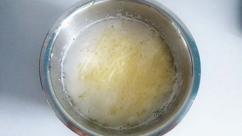 麻辣土豆丝,切好的土豆丝用水浸泡几分钟，冲洗两遍