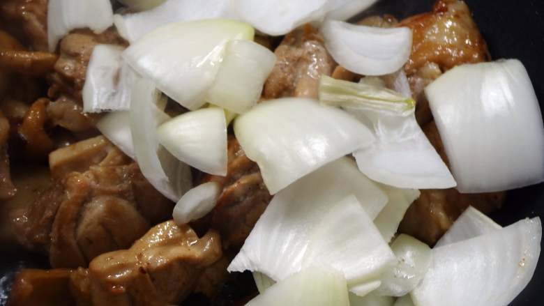 經典名菜~花雕雞((含失敗經驗)),3.加入雞肉. 洋蔥和蒜片炒軟