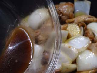 經典名菜~花雕雞((含失敗經驗)),醃肉所剩餘的湯汁也可以一併倒入鍋內同煮