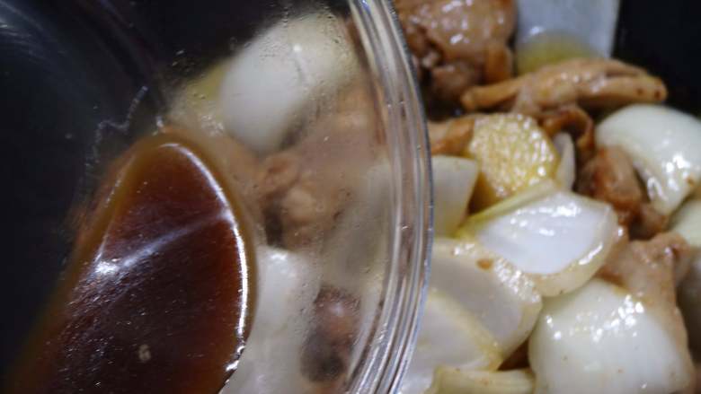 經典名菜~花雕雞((含失敗經驗)),醃肉所剩餘的湯汁也可以一併倒入鍋內同煮