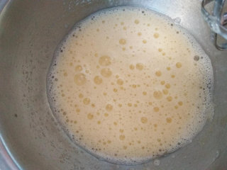 牛轧糖沙琪玛,鸡蛋打入无油无水的盆里，用打蛋器搅打到体积增加2-3倍，无需完全打发，打发到这个状态基本就可以了，这样和好的面炸，沙琪玛就会松软，无需泡打粉