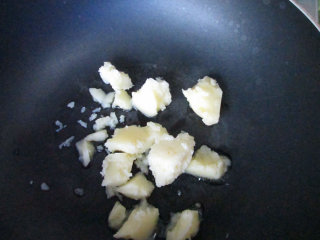 牛轧糖沙琪玛,用不粘锅，放入黄油小火至融化