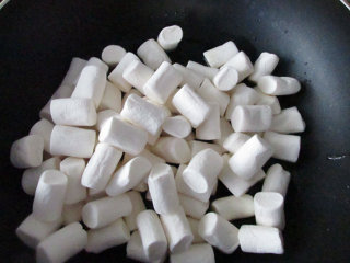 牛轧糖沙琪玛,棉花糖融化后加入奶粉