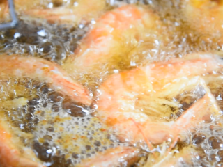 干锅香辣虾重现江湖，在鲜、香、辣中体验畅快人生！,油温热至7分熟时，转小火逐个放入虾，炸至金黄酥脆，控油捞出