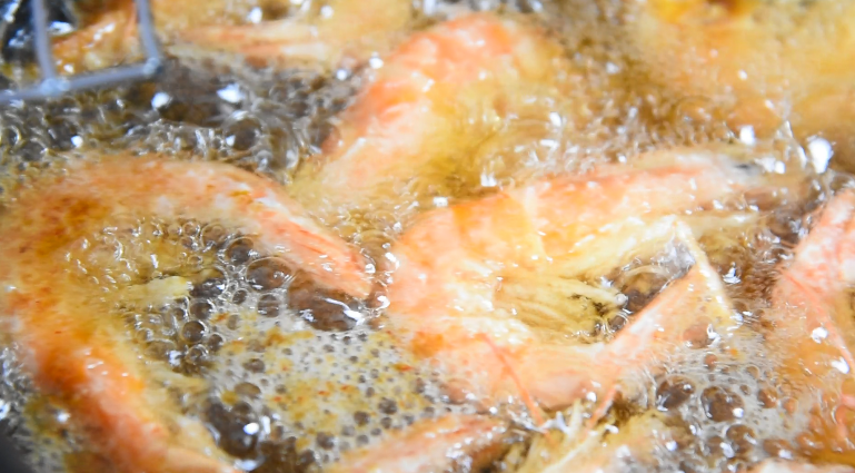 干锅香辣虾重现江湖，在鲜、香、辣中体验畅快人生！,油温热至7分熟时，转小火逐个放入虾，炸至金黄酥脆，控油捞出