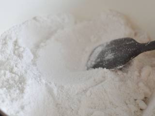 重阳糕,用网筛将颗粒过筛成米粉。
