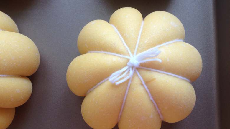 南瓜面包,大概发酵30-40分钟，发起来的样子很可爱，胖嘟嘟的已经勒出南瓜的形状了