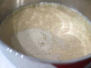 暖暖的幸福味道—玫瑰伯爵红茶吐司,全蛋液，牛奶，水，酵母在另外一个容器中秤量混合。