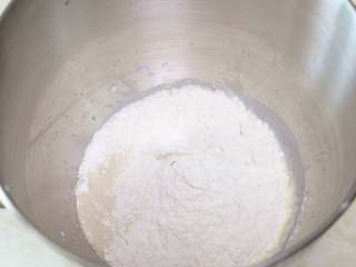 轻松熊小面包,把面团中除黄油之外的食材按照底层液体、中层粉类、上层干酵母的顺序全部放入厨师机桶里