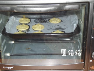 南瓜鬼脸夹心饼干,烤箱170度预热，中层烤8-10分钟，在旁边看着，微有上色即可以了。