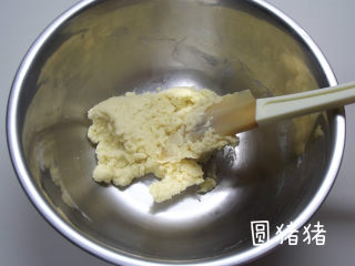 南瓜鬼脸夹心饼干,用橡皮刮刀将面粉及油充份拌匀。