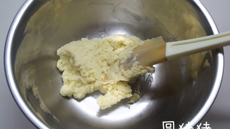 南瓜鬼脸夹心饼干,用橡皮刮刀将面粉及油充份拌匀。