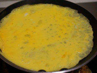 蛋包肉丸菇香汤,平底锅内少量油，将调匀的蛋液倒入平底锅中摊成薄薄的蛋皮
叨叨叨：蛋皮越薄越好哦，不能太厚
