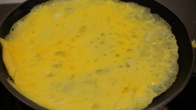 蛋包肉丸菇香汤,平底锅内少量油，将调匀的蛋液倒入平底锅中摊成薄薄的蛋皮
叨叨叨：蛋皮越薄越好哦，不能太厚
