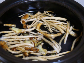 蛋包肉丸菇香汤,锅内倒清水，下姜片和清洗干净的茶树菇
叨叨叨：记得煲汤一定要一次性加足水，这样汤才鲜美


