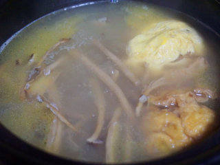 蛋包肉丸菇香汤,煲汤过程中，汤色慢慢变白，为了充分利用食材，可以把刚刚没用完的蛋皮边角料下入锅中一起煲