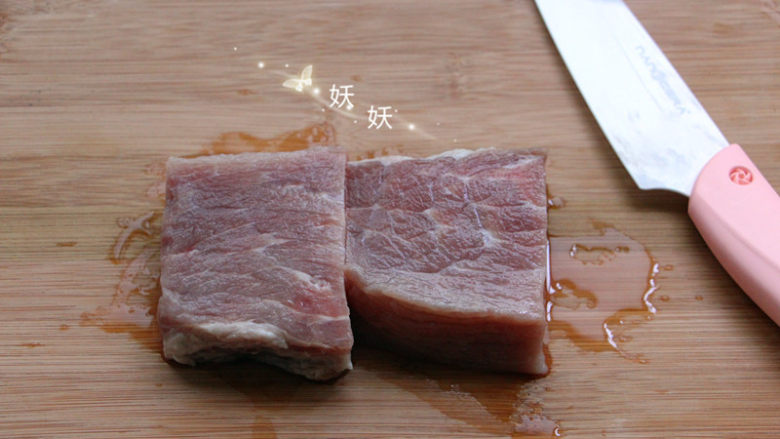 香脆猪排,猪肉提前用清水浸泡一下，逼出血水。