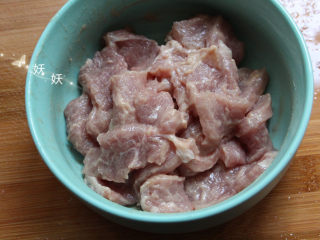 香脆猪排,抓匀，可以腌制一下，没有时间可以直接拿来用。肉很薄而且松弛过，很容易入味。