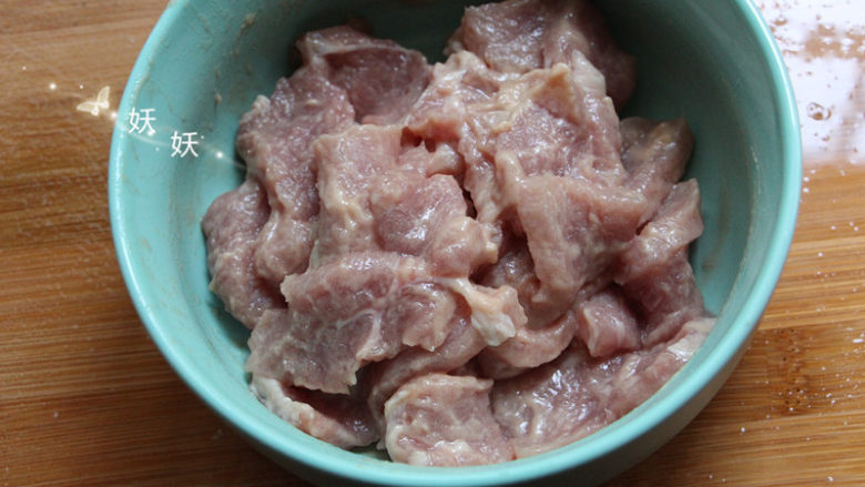 香脆猪排,抓匀，可以腌制一下，没有时间可以直接拿来用。肉很薄而且松弛过，很容易入味。