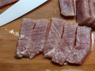 香脆猪排,用肉松捶锤松两面，没有肉松捶可以用刀背两面拍一拍，肉会松弛很多。