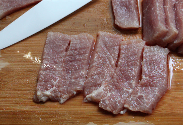 香脆猪排,用肉松捶锤松两面，没有肉松捶可以用刀背两面拍一拍，肉会松弛很多。