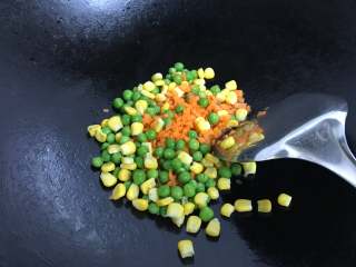 培根杂蔬饭团 ,再把玉米粒、青豆和胡萝卜放进去。